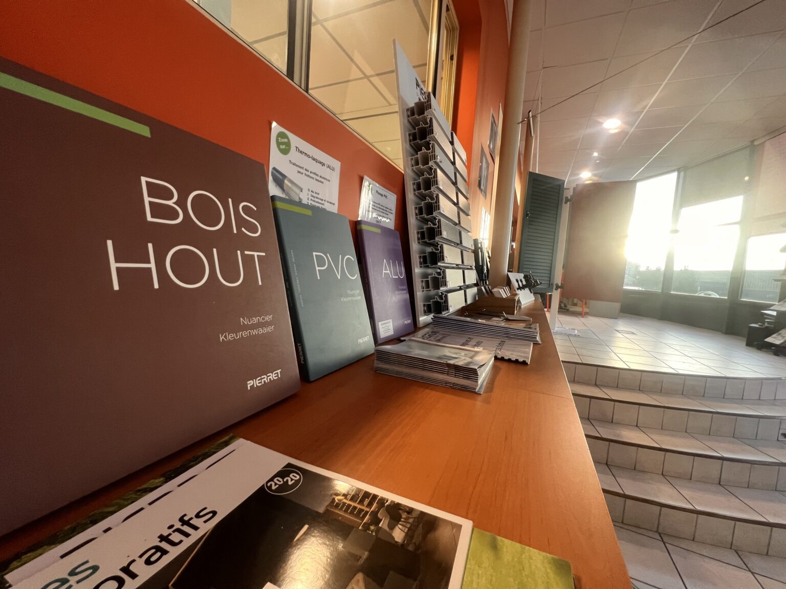 Showroom Cizeron à Briennon : échantillons bois, alu et PVC
