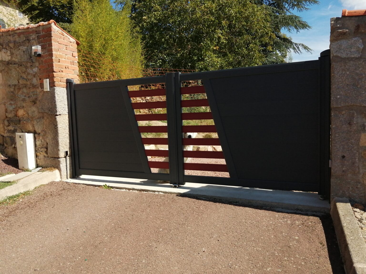 Portail coulissant aluminium posé par Cizeron