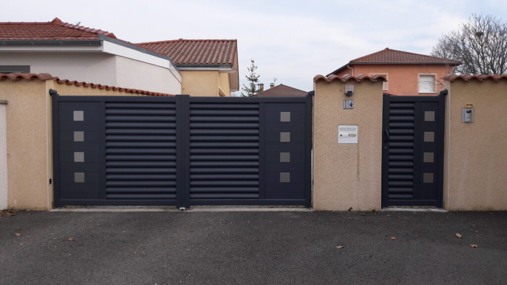 Portail et portillon aluminium anthracite posés par Cizeron