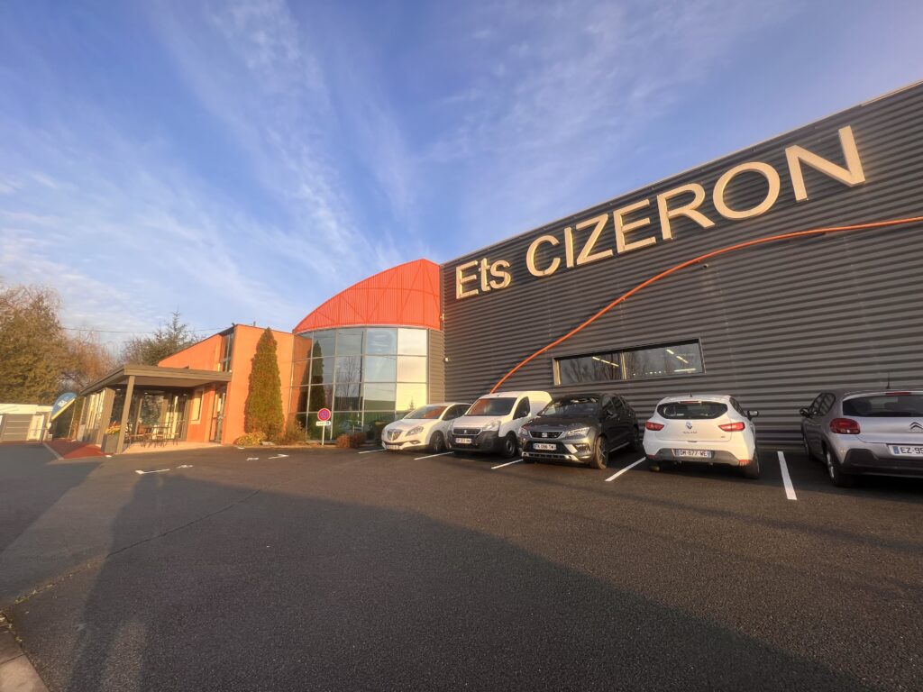 Bâtiment des Ets Cizeron à Briennon