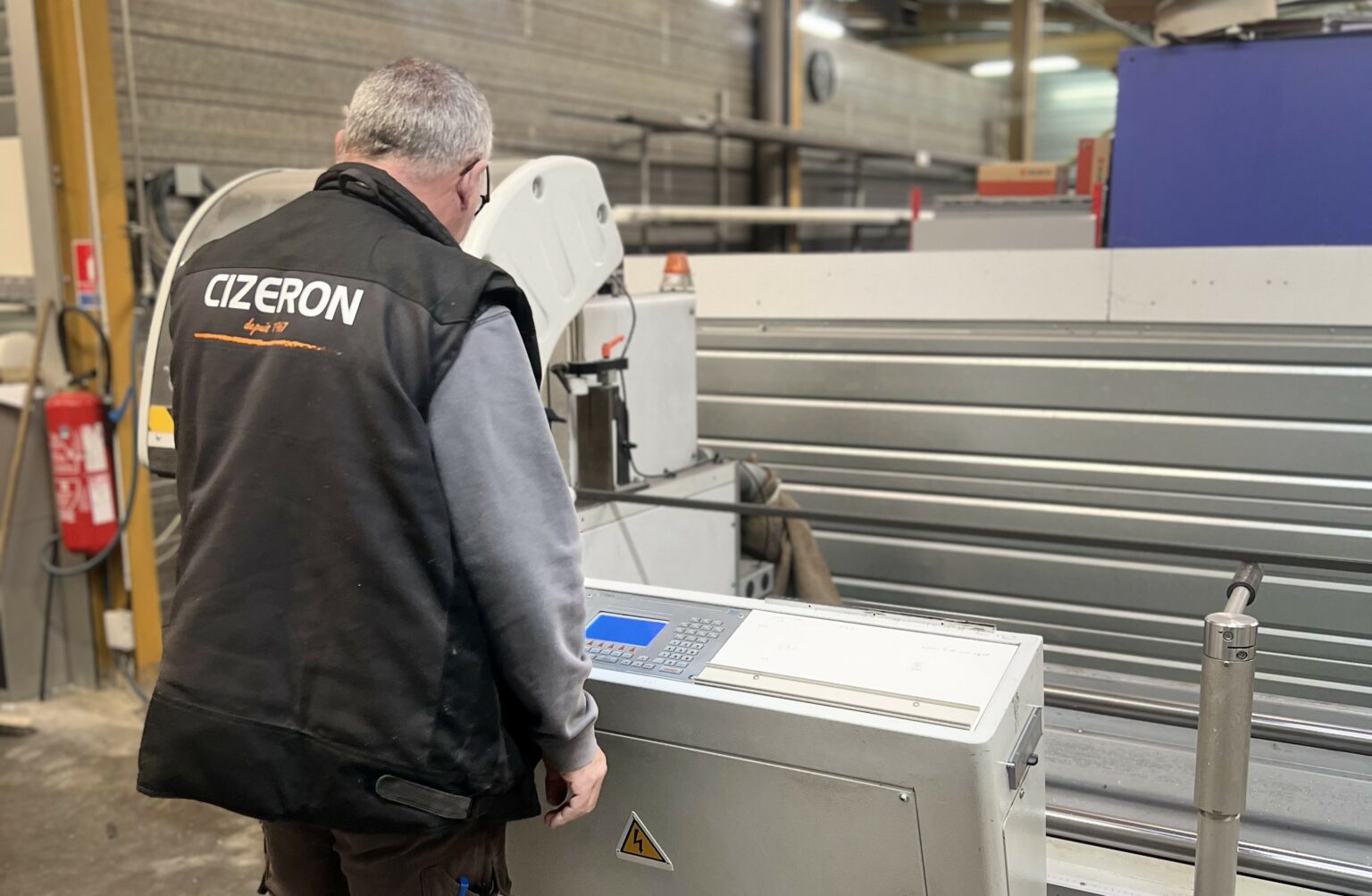 Préparation d'une menuiserie dans l'atelier Cizeron à Briennon