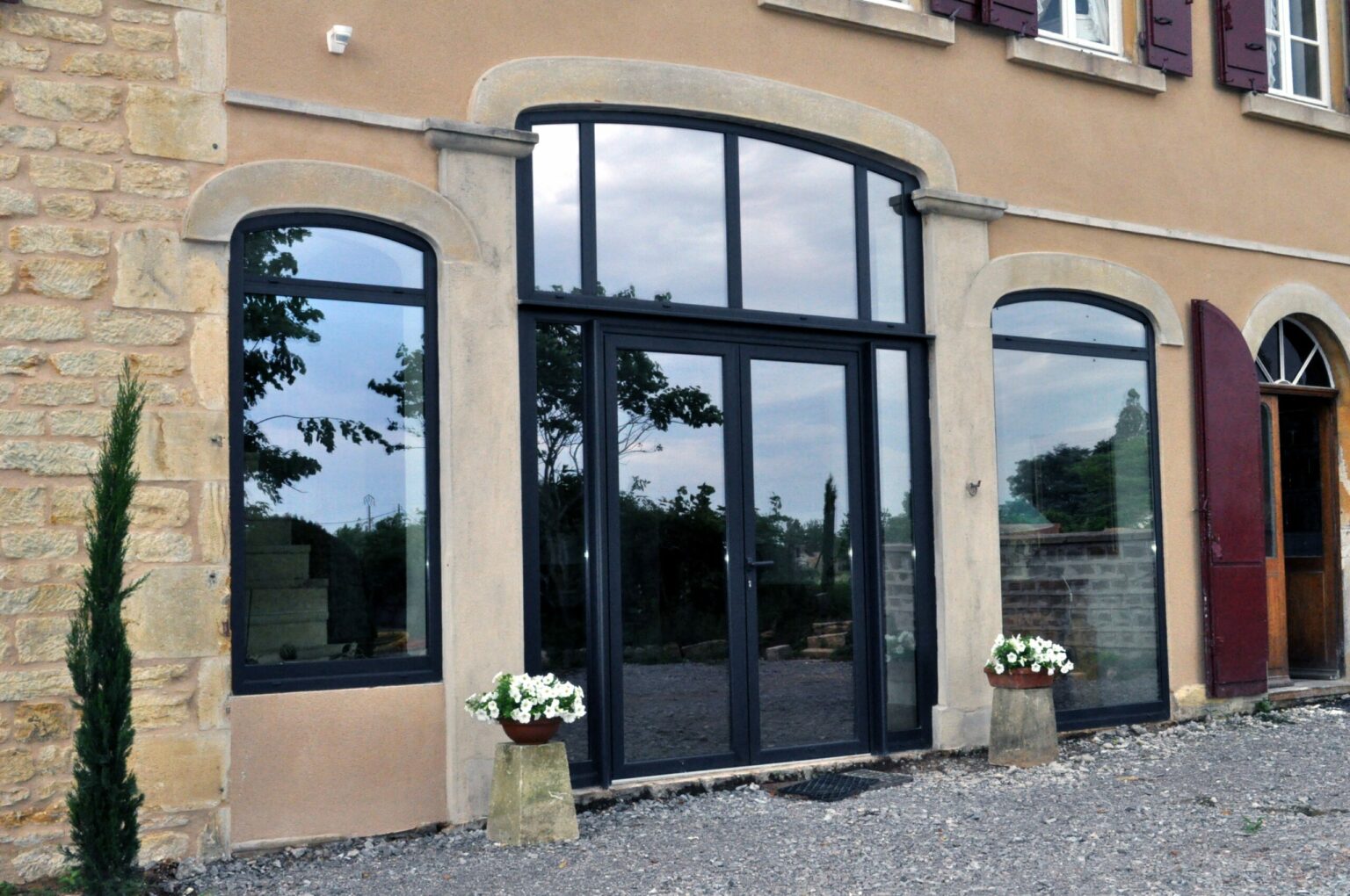 Fenêtres et porte-fenêtre aluminium posées par Cizeron à Charlieu