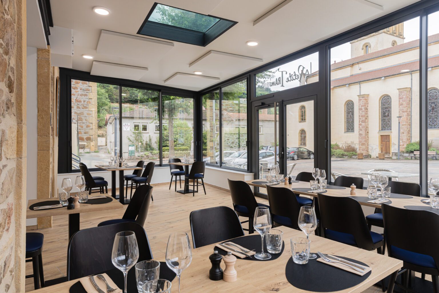 Véranda sur mesure du restaurant La Petite Trambouze à Cours-la-Ville