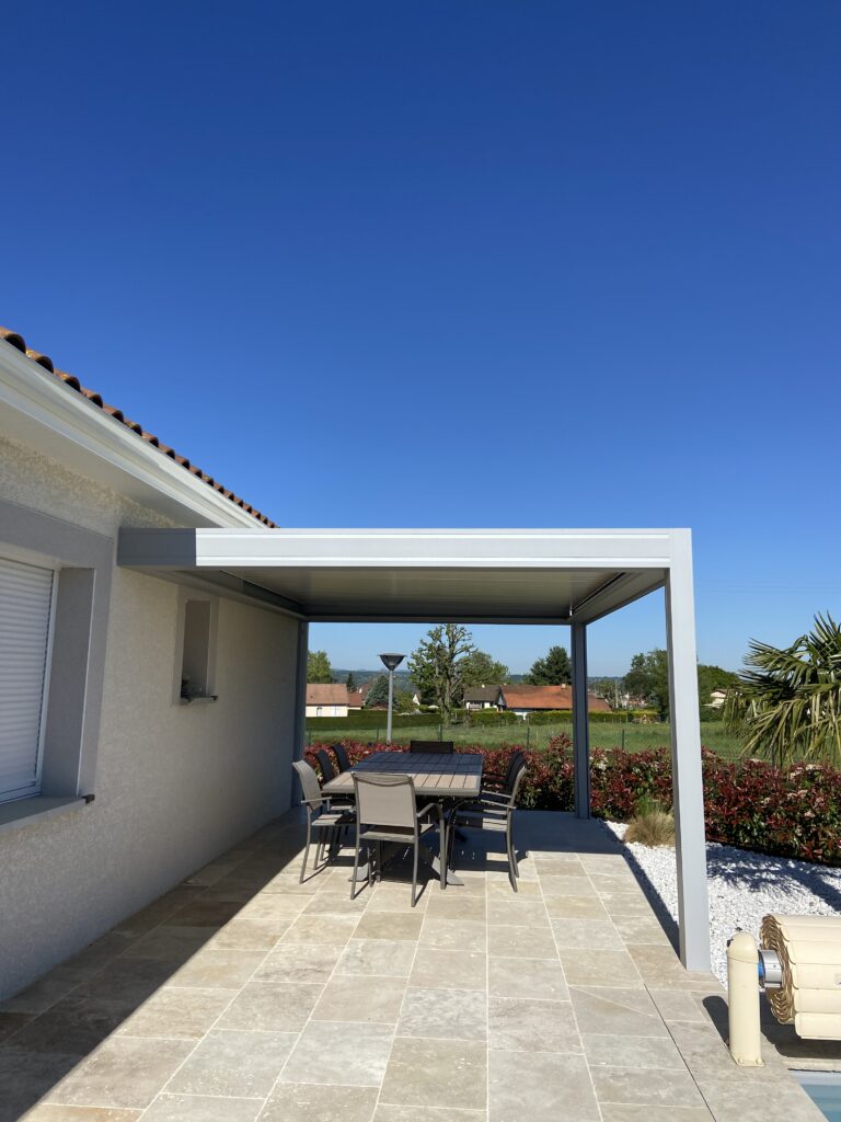 Pergola en aluminium sur mesure réalisée par Cizeron près de Roanne.