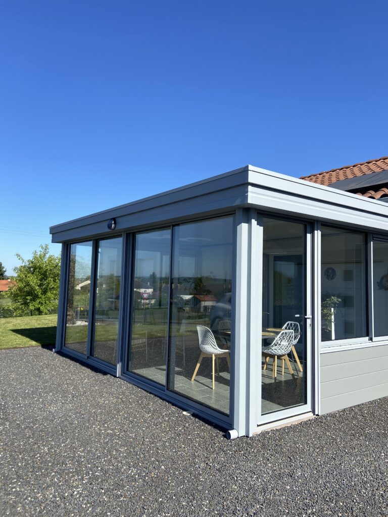 Intérieur lumineux d’une véranda aménagée en salon